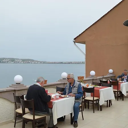 Ayvalik Palas Hotel فندق